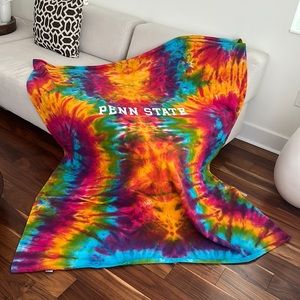 PENN STATE TIED DYED BLANKET THROW GRAPHIC LETTERING